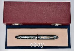 OLDWIN Classic Mini (Demi) Arco Green Fountain Pen with original box. 18k 750 Nib