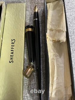 Notre ensemble de bureau Sheaffer's Triumph Fountain Pen en neuf exemplaires, pointe 14 carats, en boîte d'onyx noir, avec papiers.