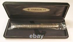 Stylo-plume Parker 75 en argent sterling avec plume en or 14K #66 à pointe plate dans sa boîte.